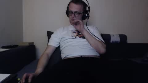 Snapshot of mcmike_es chatting on October 24, 2025, 7:21 pm Mike online show from October 24, 2025, 7:21 pm