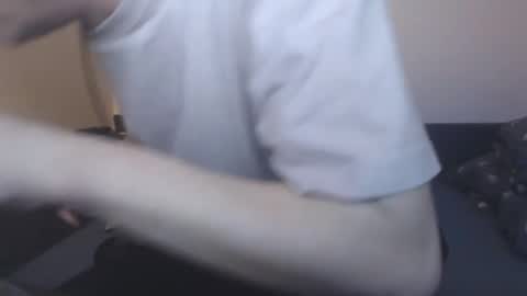 Snapshot of mcmike_es chatting on October 31, 2025, 7:04 pm Mike online show from October 31, 2025, 7:04 pm