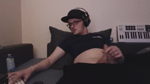 Snapshot of mcmike_es chatting on November 4, 2025, 8:02 am Mike online show from November 4, 2025, 8:02 am