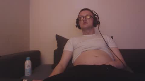 Snapshot of mcmike_es chatting on November 7, 2025, 9:59 pm Mike online show from November 7, 2025, 9:59 pm