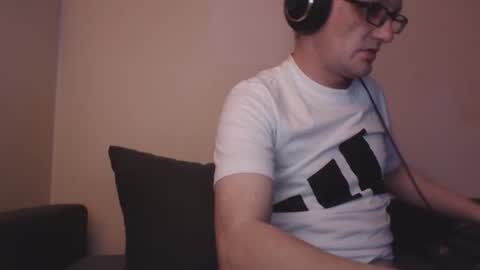 Snapshot of mcmike_es chatting on November 14, 2025, 9:02 pm Mike online show from November 14, 2025, 9:02 pm