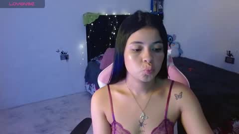 Snapshot of megan_ve chatting on December 16, 2025, 2:05 am Carolina online show from December 16, 2025, 2:05 am