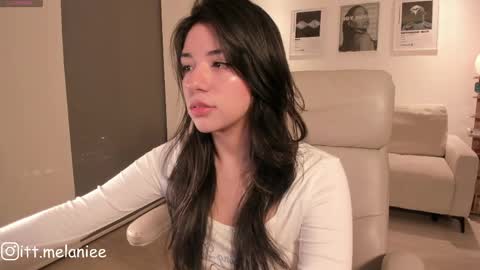 Snapshot of melanie_owo chatting on May 24, 2026, 2:05 am Melanie online show from May 24, 2026, 2:05 am