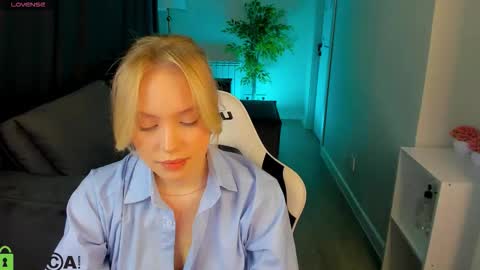 Snapshot of melanie_ryer chatting on October 17, 2025, 12:47 am Melanie online show from October 17, 2025, 12:47 am