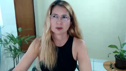 Snapshot of melindasix chatting on April 3, 2026, 12:08 am Melinda online show from April 3, 2026, 12:08 am