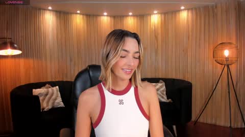 Snapshot of melissamoore_ chatting on May 2, 2026, 8:52 am Call me Meli online show from May 2, 2026, 8:52 am