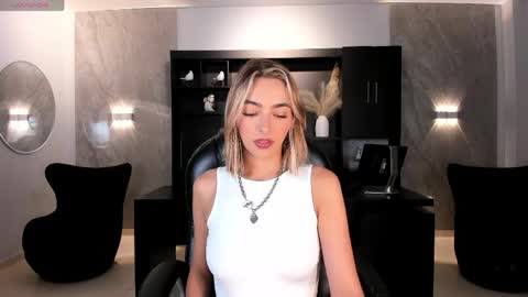 Snapshot of melissamoore_ chatting on May 11, 2026, 9:26 am Call me Meli online show from May 11, 2026, 9:26 am