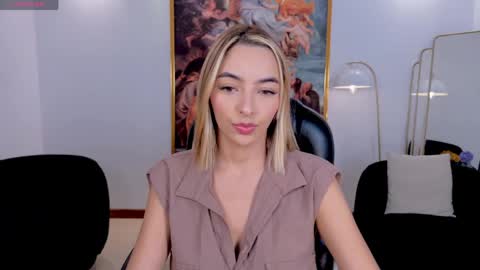 Snapshot of melissamoore_ chatting on May 23, 2026, 9:35 am Call me Meli online show from May 23, 2026, 9:35 am