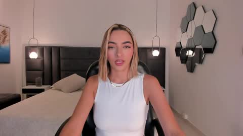Snapshot of melissamoore_ chatting on May 26, 2026, 9:27 am Call me Meli online show from May 26, 2026, 9:27 am