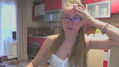 Snapshot of melly_rosey chatting on February 10, 2025, 8:20 am Melly online show from February 10, 2025, 8:20 am