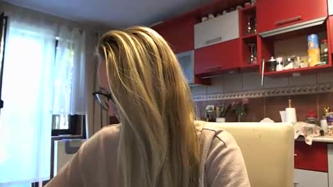 Snapshot of melly_rosey chatting on September 16, 2025, 6:25 am Melly online show from September 16, 2025, 6:25 am