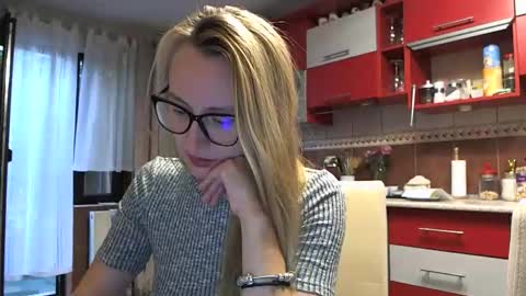 Snapshot of melly_rosey chatting on September 17, 2025, 6:15 am Melly online show from September 17, 2025, 6:15 am