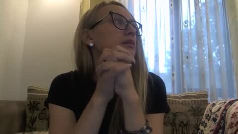 Snapshot of melly_rosey chatting on October 3, 2025, 6:32 am Melly online show from October 3, 2025, 6:32 am