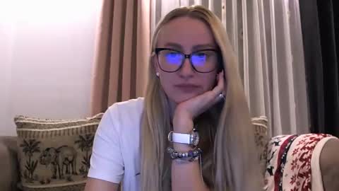 Snapshot of melly_rosey chatting on November 8, 2025, 3:56 pm Melly online show from November 8, 2025, 3:56 pm
