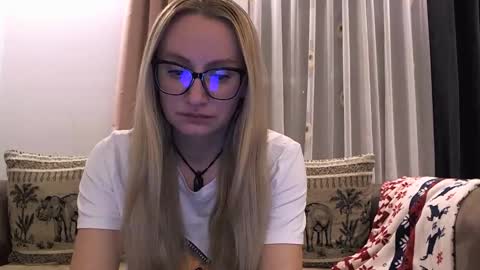 Snapshot of melly_rosey chatting on November 9, 2025, 4:16 pm Melly online show from November 9, 2025, 4:16 pm