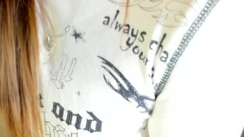 MelMooon online show from October 4, 2025, 6:39 pm