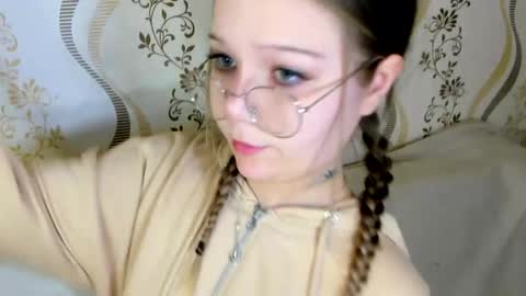 MelMooon online show from October 7, 2025, 2:25 pm