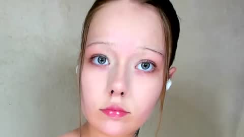 MelMooon online show from July 18, 2026, 8:12 pm