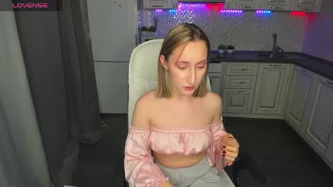 Snapshot of melodyoflovee chatting on December 13, 2024, 4:33 am Kaylie online show from December 13, 2024, 4:33 am