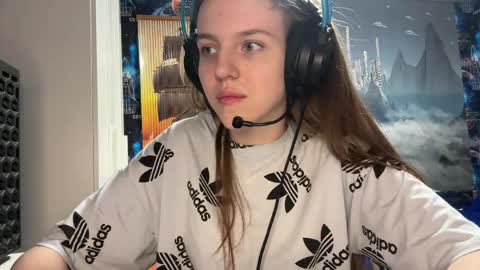 Hi Im Aria 18 years old online show from April 17, 2026, 2:42 pm