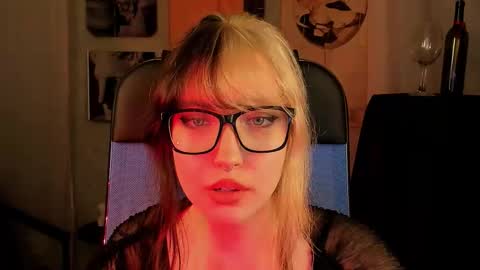 Mia online show from October 22, 2025, 8:30 pm