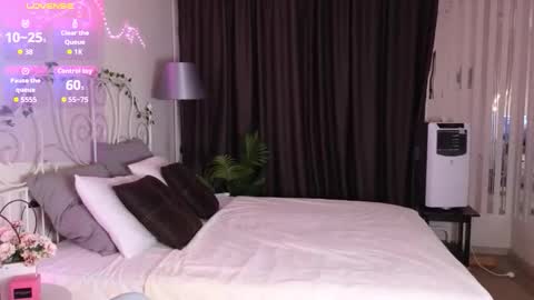 meow_mellie online show from September 24, 2025, 2:04 am