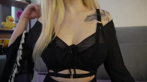 Snapshot of meow_rinnie chatting on February 18, 2025, 8:27 am My links --- online show from February 18, 2025, 8:27 am