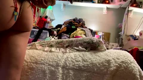 gurlnips online show from December 27, 2024, 11:28 am