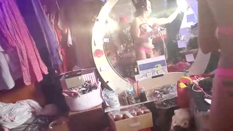 gurlnips online show from January 21, 2025, 11:55 pm