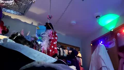 gurlnips online show from January 28, 2025, 4:08 pm