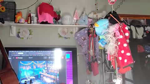 gurlnips online show from January 28, 2025, 7:10 pm