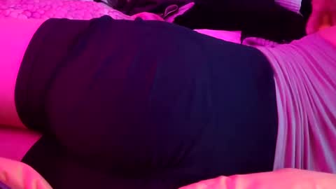 gurlnips online show from February 15, 2025, 11:17 am