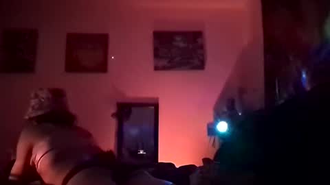 gurlnips online show from March 4, 2025, 4:06 am