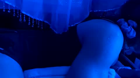 gurlnips online show from October 30, 2025, 2:18 pm