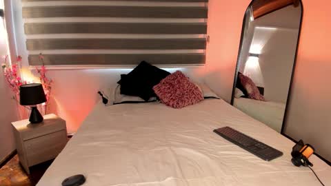 Merida  online show from December 15, 2025, 1:04 pm