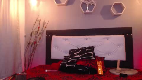 meriiiidaa online show from September 24, 2025, 3:10 am