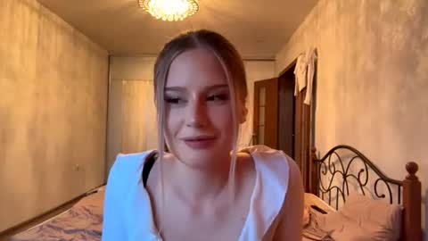 Snapshot of merrileesmoldt chatting on June 25, 2026, 2:32 pm Stefani online show from June 25, 2026, 2:32 pm