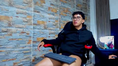 mexwilliams online show from October 28, 2025, 12:52 pm