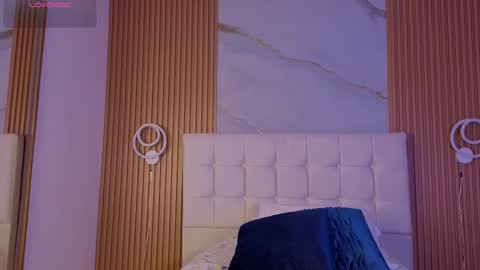 mia online show from December 2, 2025, 1:11 am