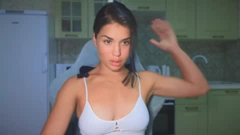 Mia online show from September 17, 2025, 7:04 pm