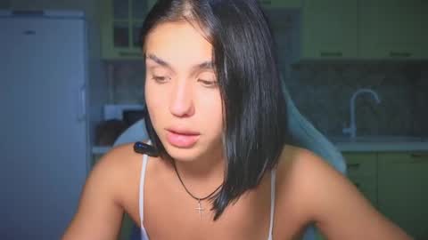 Mia online show from September 18, 2025, 7:27 pm