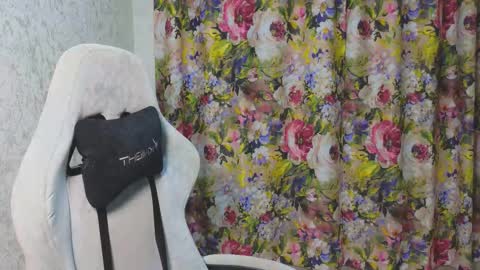 Mia online show from November 26, 2025, 8:43 pm