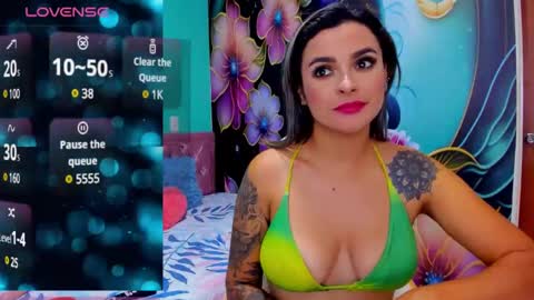 Snapshot of mia_bigtits_17 chatting on December 13, 2024, 4:43 am Mia online show from December 13, 2024, 4:43 am