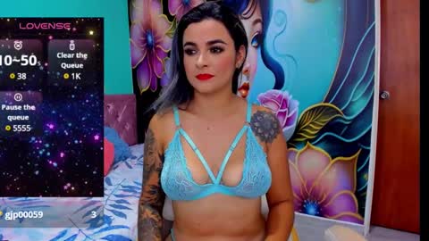 Snapshot of mia_bigtits_17 chatting on December 18, 2024, 12:43 am Mia online show from December 18, 2024, 12:43 am