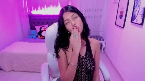 Mia online show from November 28, 2025, 8:22 pm