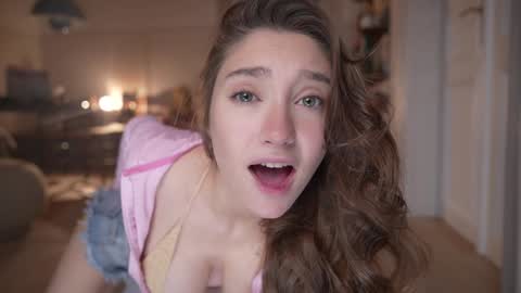 Mia online show from September 29, 2025, 4:45 pm