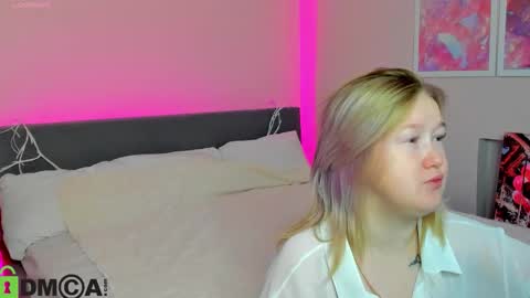 Mia online show from October 13, 2025, 2:44 am