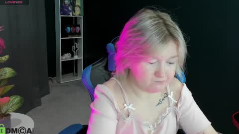 Snapshot of mia_ferd chatting on June 12, 2026, 3:05 am Mia online show from June 12, 2026, 3:05 am