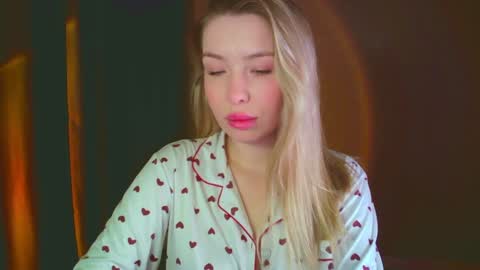 Mia online show from December 18, 2024, 3:15 am