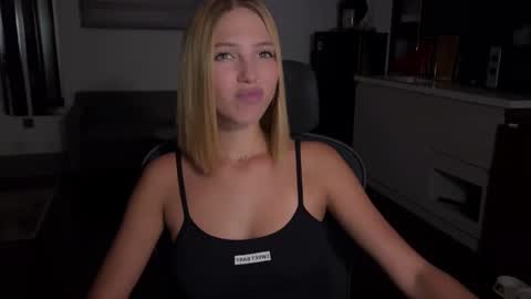 mia_floo online show from September 25, 2025, 3:27 pm